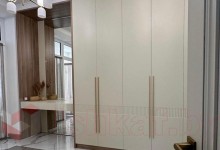 Высокий распашной шкаф со столиком фасады крашенный МДФ №33