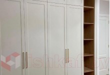 Шкаф встроенный со стеллажом в стиле неоклассика фасады крашенный МДФ №37